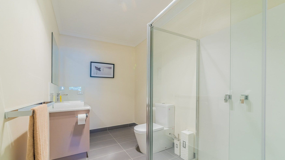 Bathroom 3, Thompson Avenue Apartments No.1, Bass Coast - Phillip Is.
