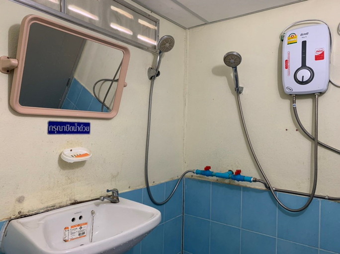 Bathroom 4, At Trin Khao Kho, Khao Kho