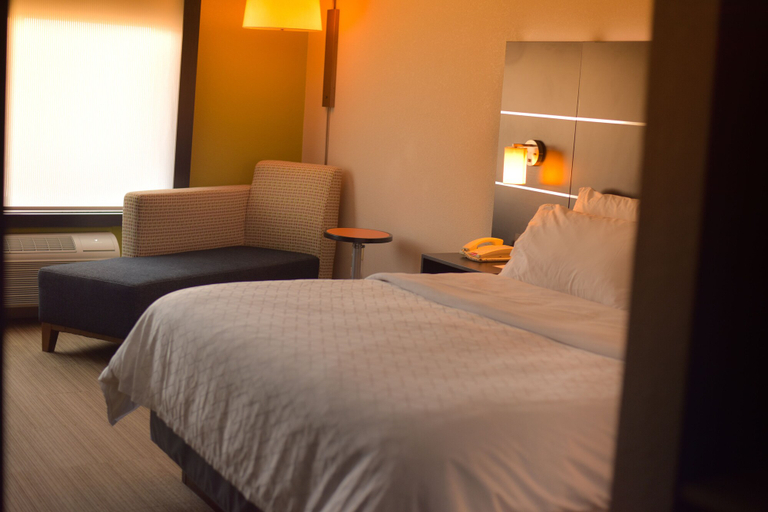 Bedroom 4, Holiday Inn Express & Suites MARYVILLE, Nodaway