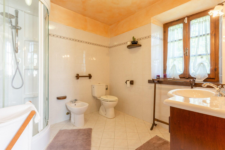 Bathroom, Villa Casale Le Selve Large Private Pool, WiFi, Lucca