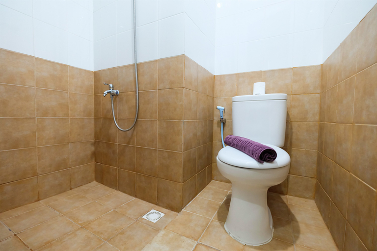 Bathroom 5, Studio Green Pramuka City a Serene Apartment Living By Travelio, Central Jakarta