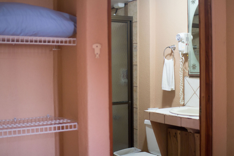 Bathroom 4, Hotel Diuwak, Aguirre