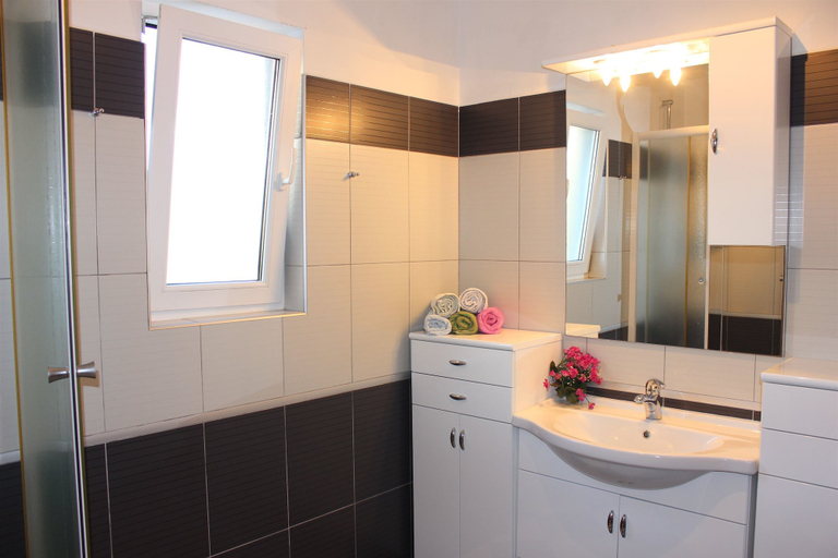 Bathroom 3, Apartments Bluesun, Omiš