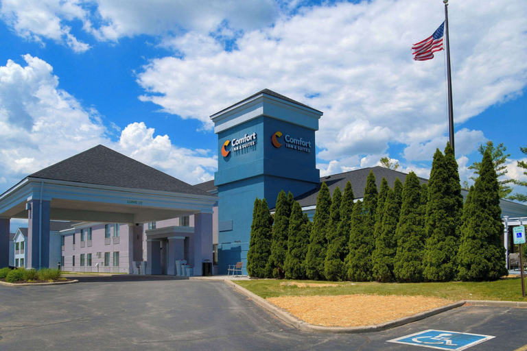 Exterior & Views 2, Comfort Inn & Suites NW Milwaukee, Waukesha
