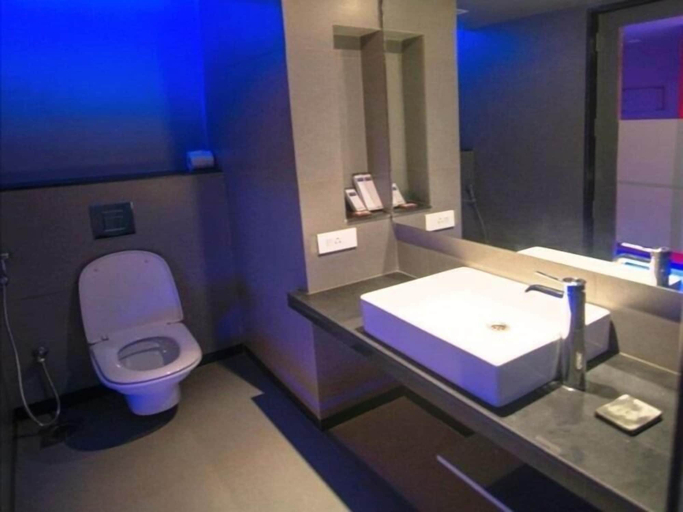 Bathroom 3, SinQ Party Hotel, North Goa