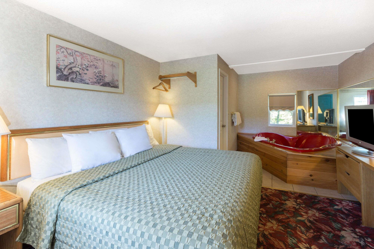 Bedroom 4, Pocono Night Lodge, Monroe