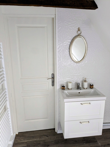 Bathroom 5, Sous le Chateau, Dordogne