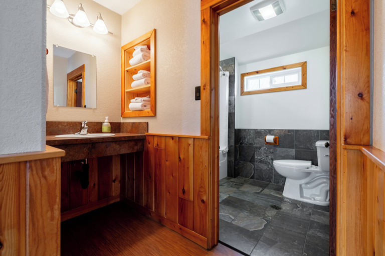 Bathroom 4, Pine Bungalows, Division No. 15