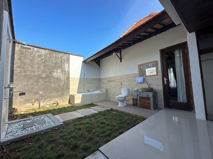 Exterior 4