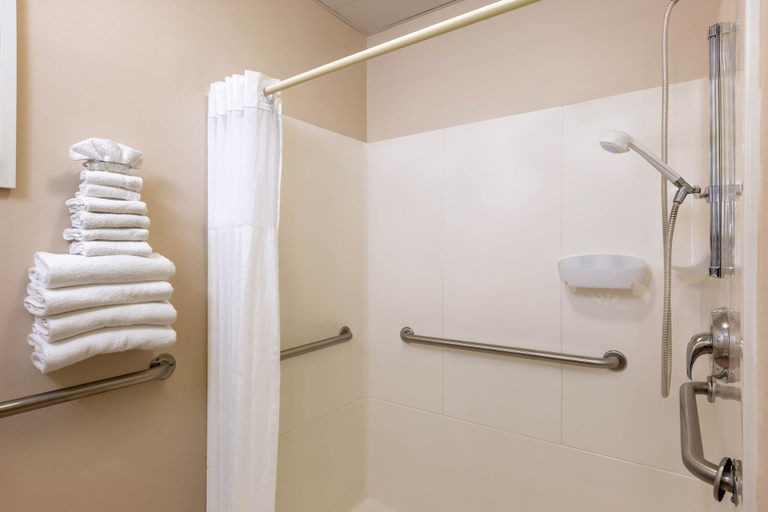 Bathroom 5, Days Inn & Suites by Wyndham Madison, Dane