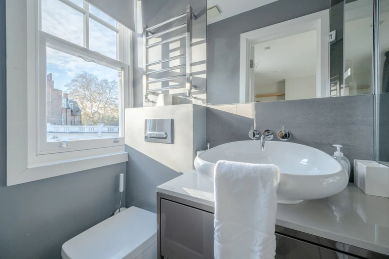 Bathroom 2, Modern and Luxurious 2 Bedroom Flat - Barons Court, London