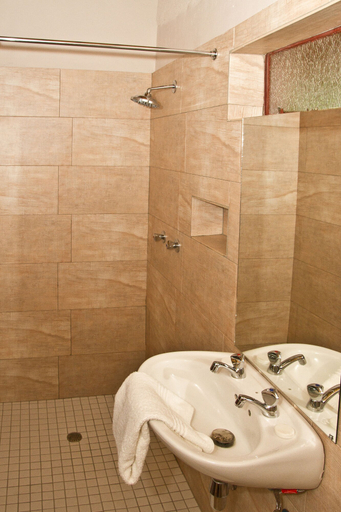 Bathroom 4, C'est Si Bon Hotel, Otjiwarongo