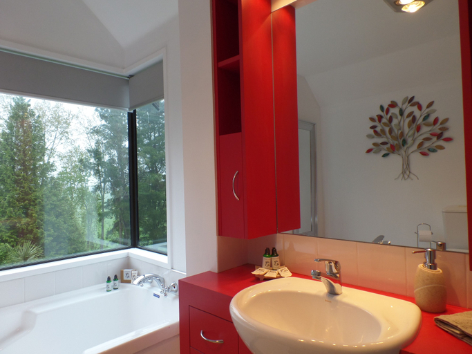 Bathroom 5, Riverstone House, Timaru