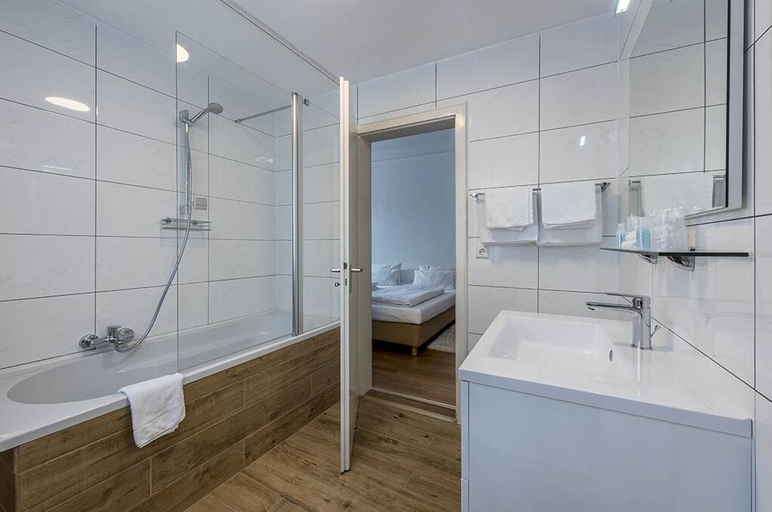 Bathroom 5, Parkhotel Atlantic Heidelberg, Heidelberg