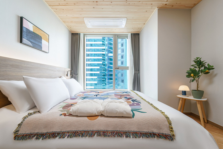 Bedroom 3, Le collective Busan station, Dong