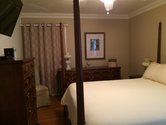 Bedroom 2, Memphis Belvedere Suites, Shelby