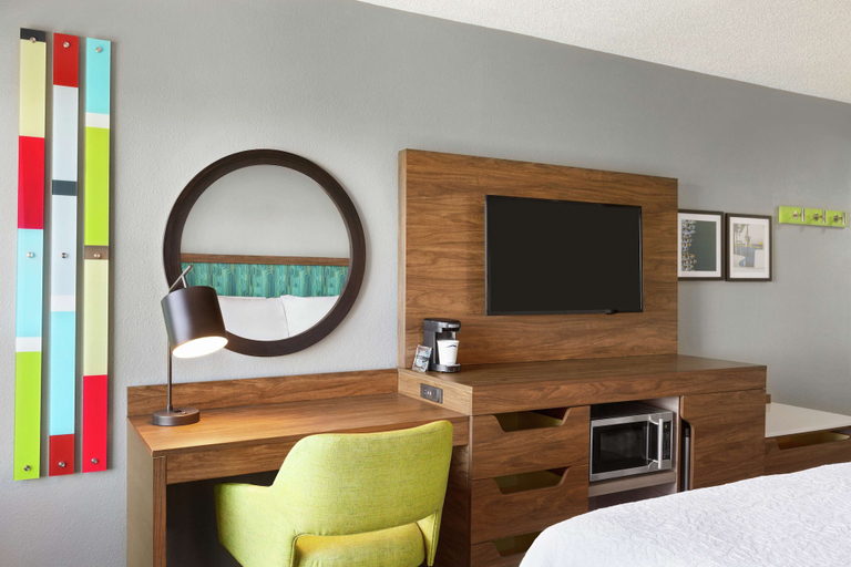Bedroom 2, Hampton Inn & Suites Ft. Lauderdale Arpt/South Cruise Port, Broward