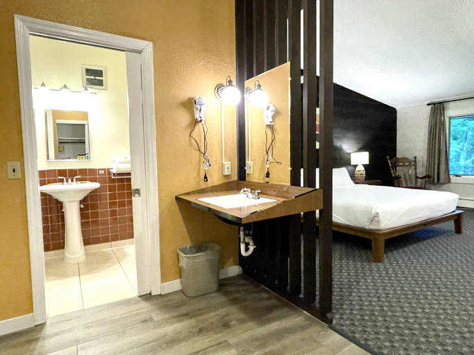 Bathroom 4, Toll Road Inn, Bennington