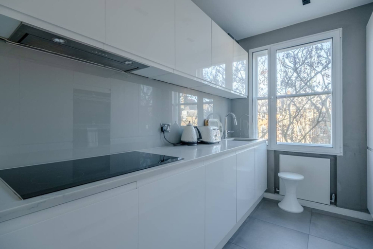 Others 4, Modern and Luxurious 2 Bedroom Flat - Barons Court, London