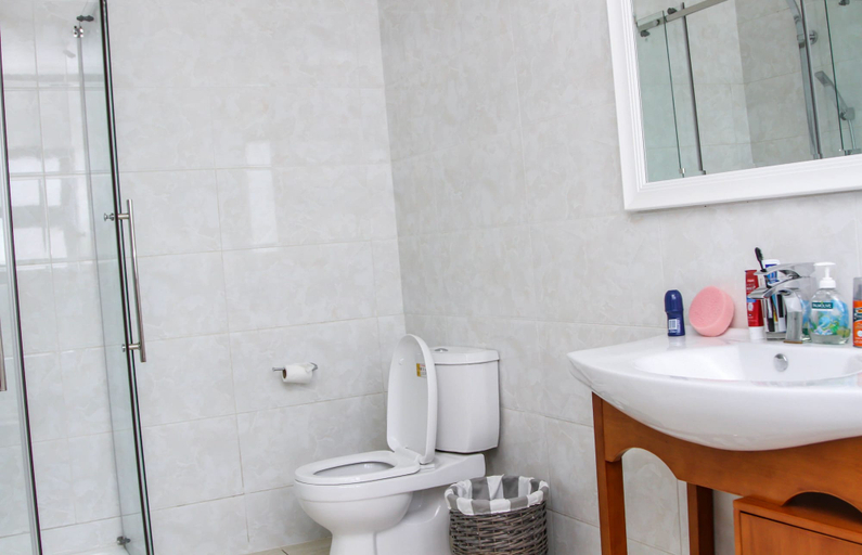 Bathroom 5, Apartments at 14 Mombo Road, Blantyre City