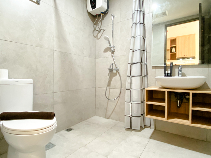 Bathroom 5, Simply Look Studio Room Pollux Chadstone Apartment By Travelio, Cikarang