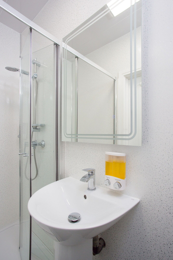 Bathroom 3, Heathrow Windsor Apart Hotel, Slough