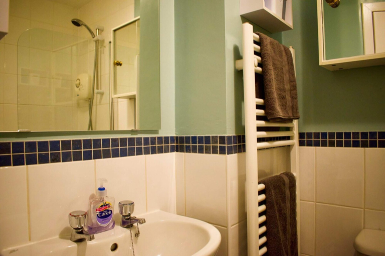 Bathroom 2, Welcoming and Homely 2 Bed in Central Location, Edinburgh