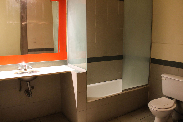 Bathroom 4, Casi Guemes Hotel, Capital