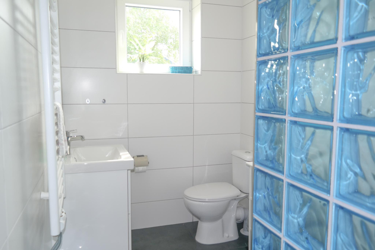 Bathroom, Entire house - 6 pers Modern holiday home Claudia with private fenced garden, Dongeradeel