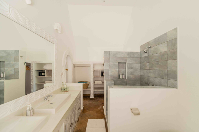 Bathroom 4, Chale Island Resort, Msambweni