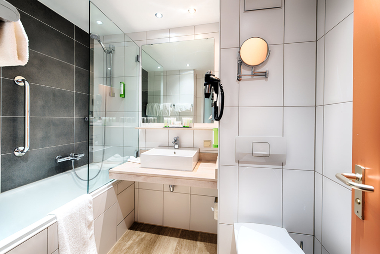 Bathroom 5, Holiday Inn MUNICH - SOUTH by IHG, München