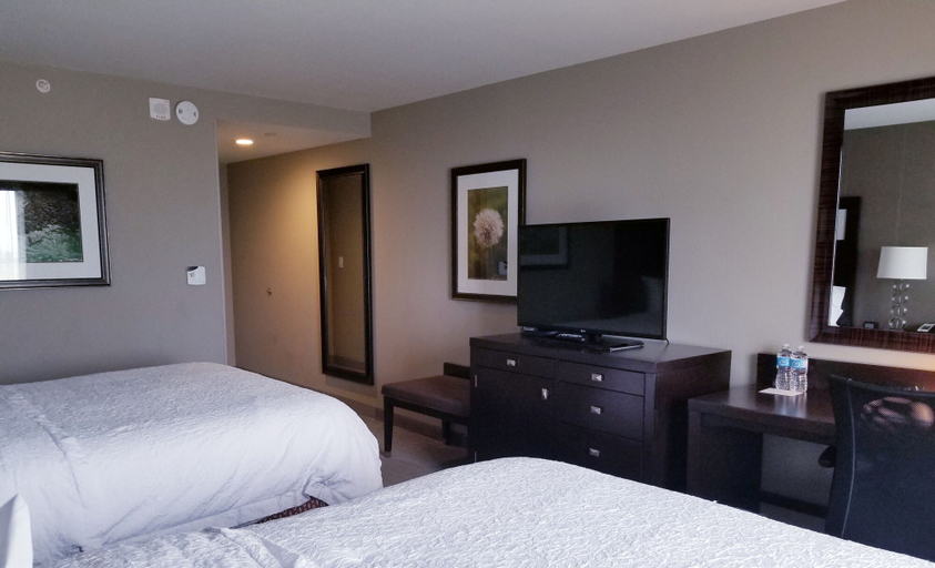 Bedroom 3, Hampton Inn by Hilton Calgary Airport North, Division No. 6
