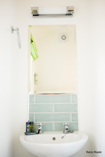 Bathroom 3, The Golden Lion Inn, Shropshire