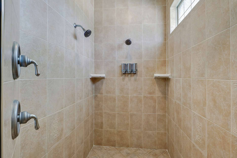 Bathroom 4, 323 SE 17th St, Lee