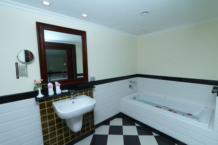 Bathroom 4, Phasouk Vien Chantra Hotel, Vientiane