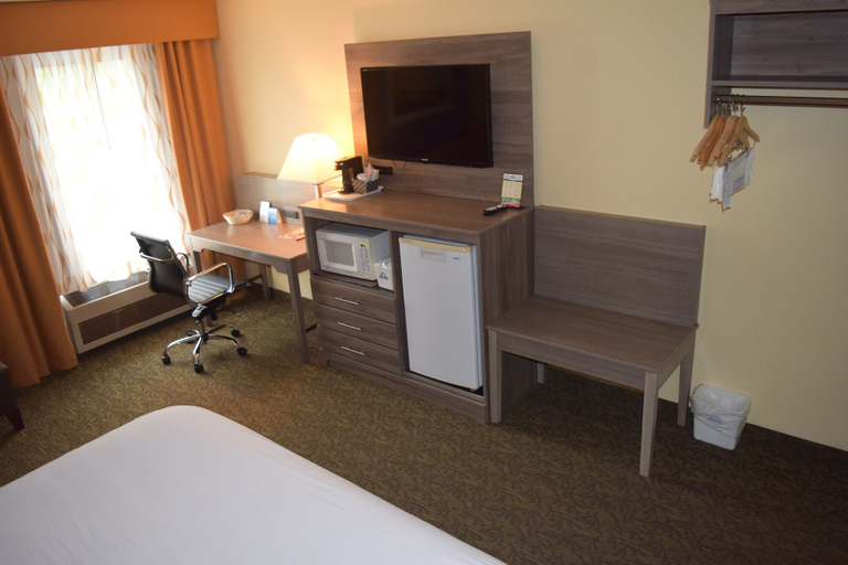 Bedroom 2, Days Inn by Wyndham Cadillac, Wexford