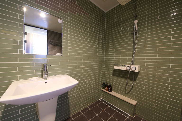 Bathroom 3, Moon Bay Hotel, Suyeong