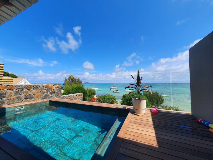 Sport & Beauty 3, Luxury beachfront villa with private pool and cozy Pavillon with private jacuzzi on rooftop terrace