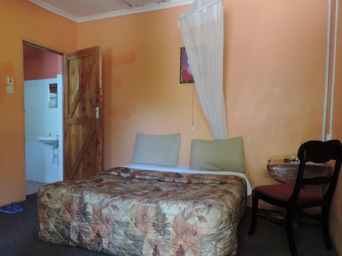 Bedroom 2, Lions Court Lodge, Kieni