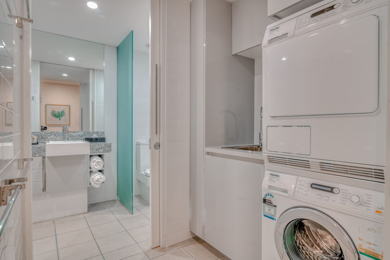 Bathroom 4, Coconut Grove, Douglas