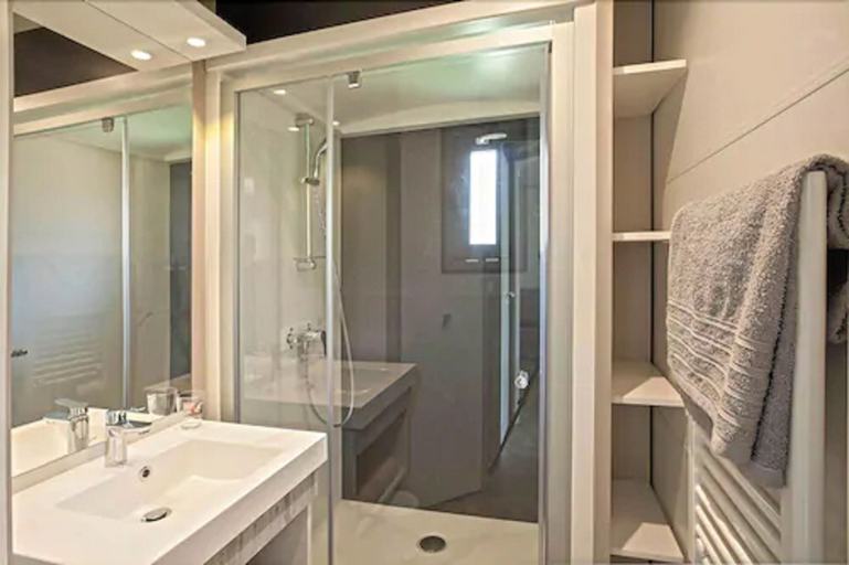 Bathroom 4, Domaine Casa e Natura, Haute-Corse