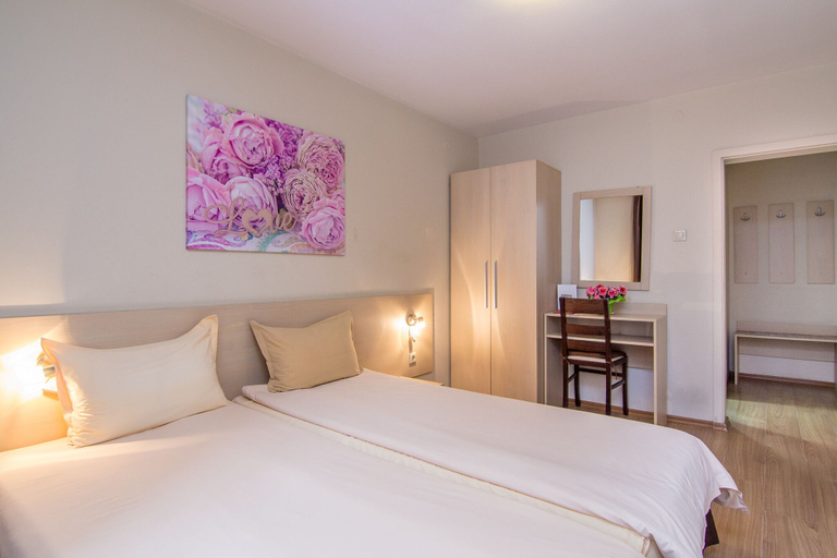 Bedroom 3, Family Hotel Madrid, Stolichna