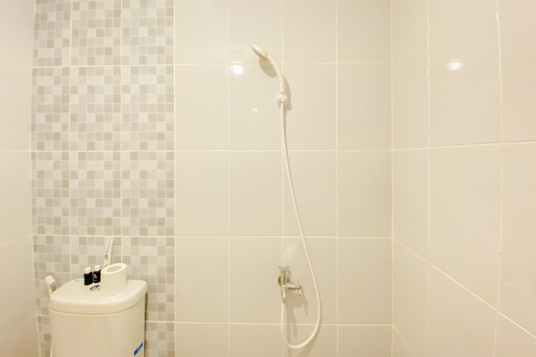 Bathroom 5, Homey and Comfortable 2BR at Tokyo Riverside PIK 2 Apartment By Travelio, Tangerang