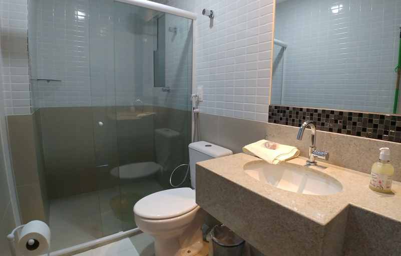 Bathroom, Conforto Beira-Mar: Lazer, Piscina e 2 Banheiros, Barra de São Miguel