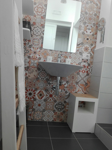 Bathroom 5, Déjà Vu, Crotone