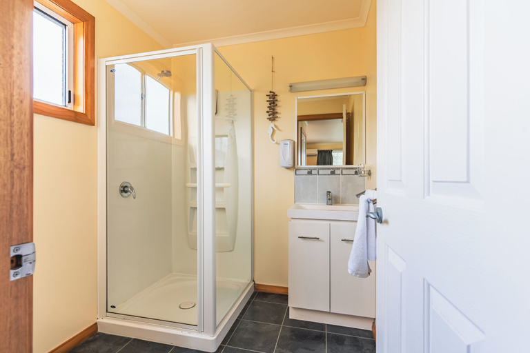 Bathroom 4, BIG4 Tassie Getaway Parks Stanley, Circular Head