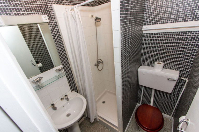 Bathroom 5, The Carlton Hotel, Kent
