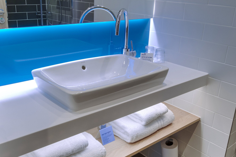 Bathroom 5, Holiday Inn Express FLEET by IHG, Hampshire