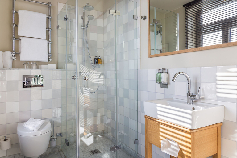 Bathroom 3, Mimosa Suites, Nordfriesland