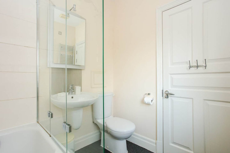 Bathroom 2, Luxury 2 Bedroom Apartment in London Bridge, London